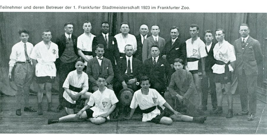 Gruppenbild der Teilnehmer und Betreuer der 1. Frankfurter Stadtmeisterschaft im Frankfurter Zoo