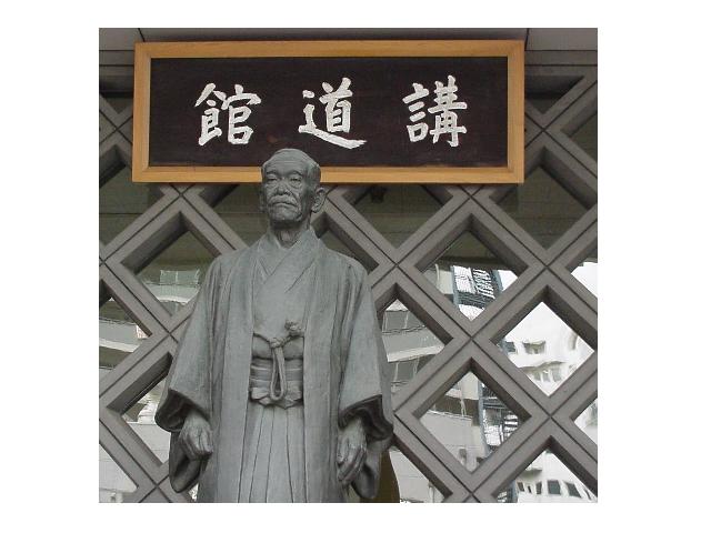 Statue von Kano vor dem  Kodokanzentrum in Tokio
